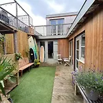 Surf/Beach Mansion With 2 Cats